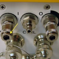Acessório de ligação rápida de passagem (bulkhead), fêmea